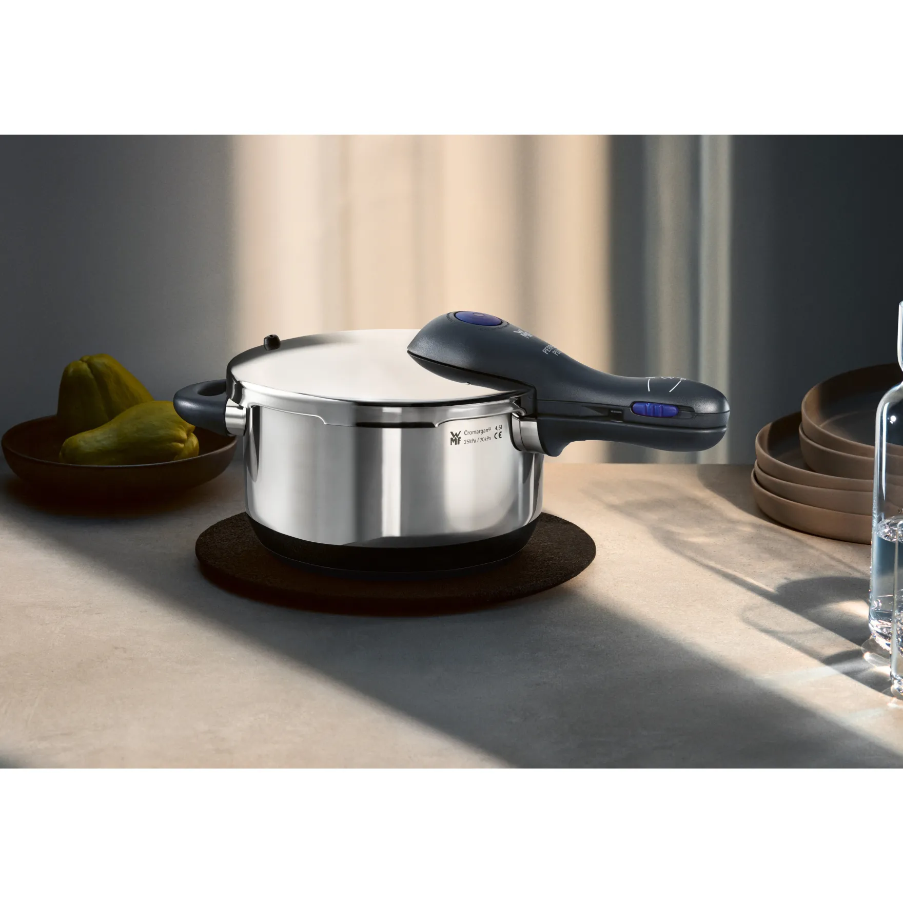 Schnellkochtöpfe|Induktionstöpfe|WMF Perfect Plus One Pot Schnellkochtopf mit Dampfgareinsatz, 22 cm, 6,5 Liter
